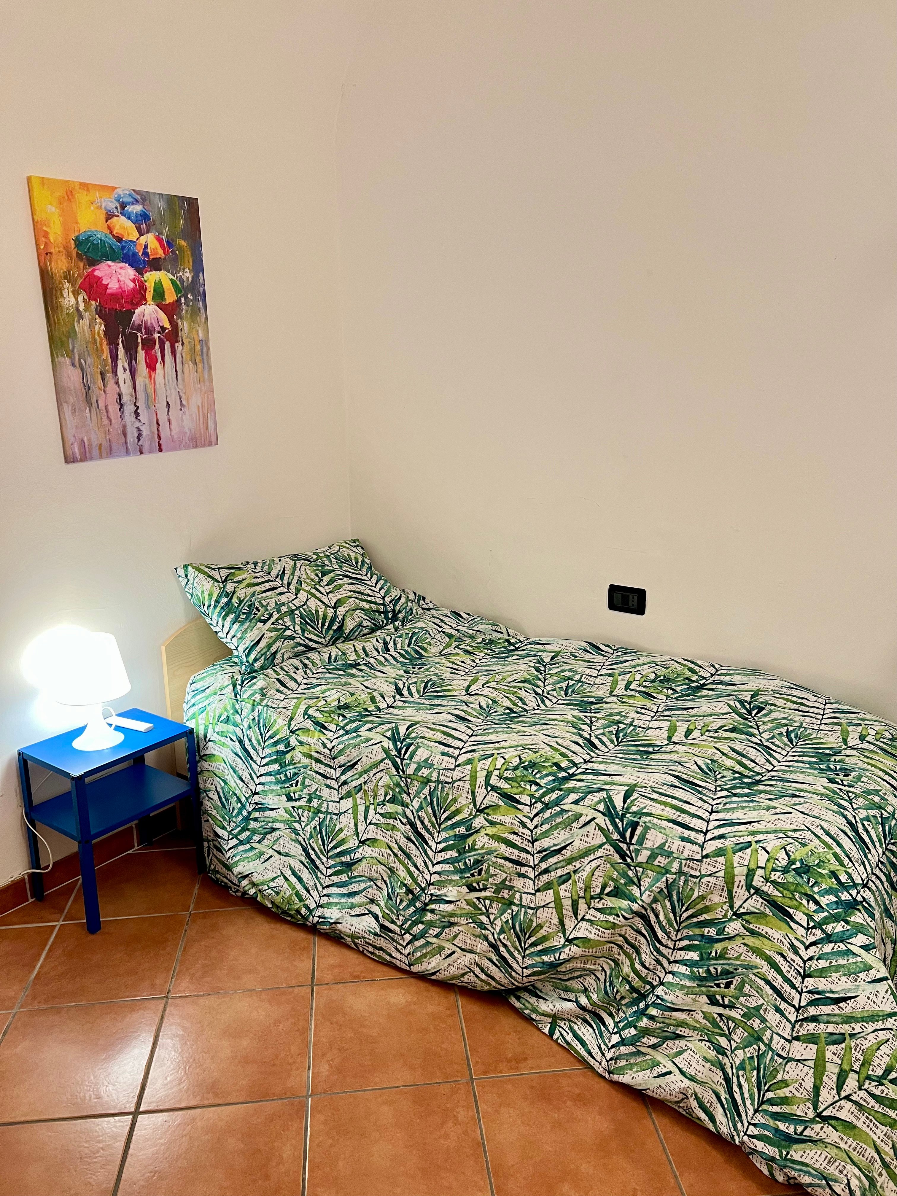 Zweites Schlafzimmer mit bunter Kunst