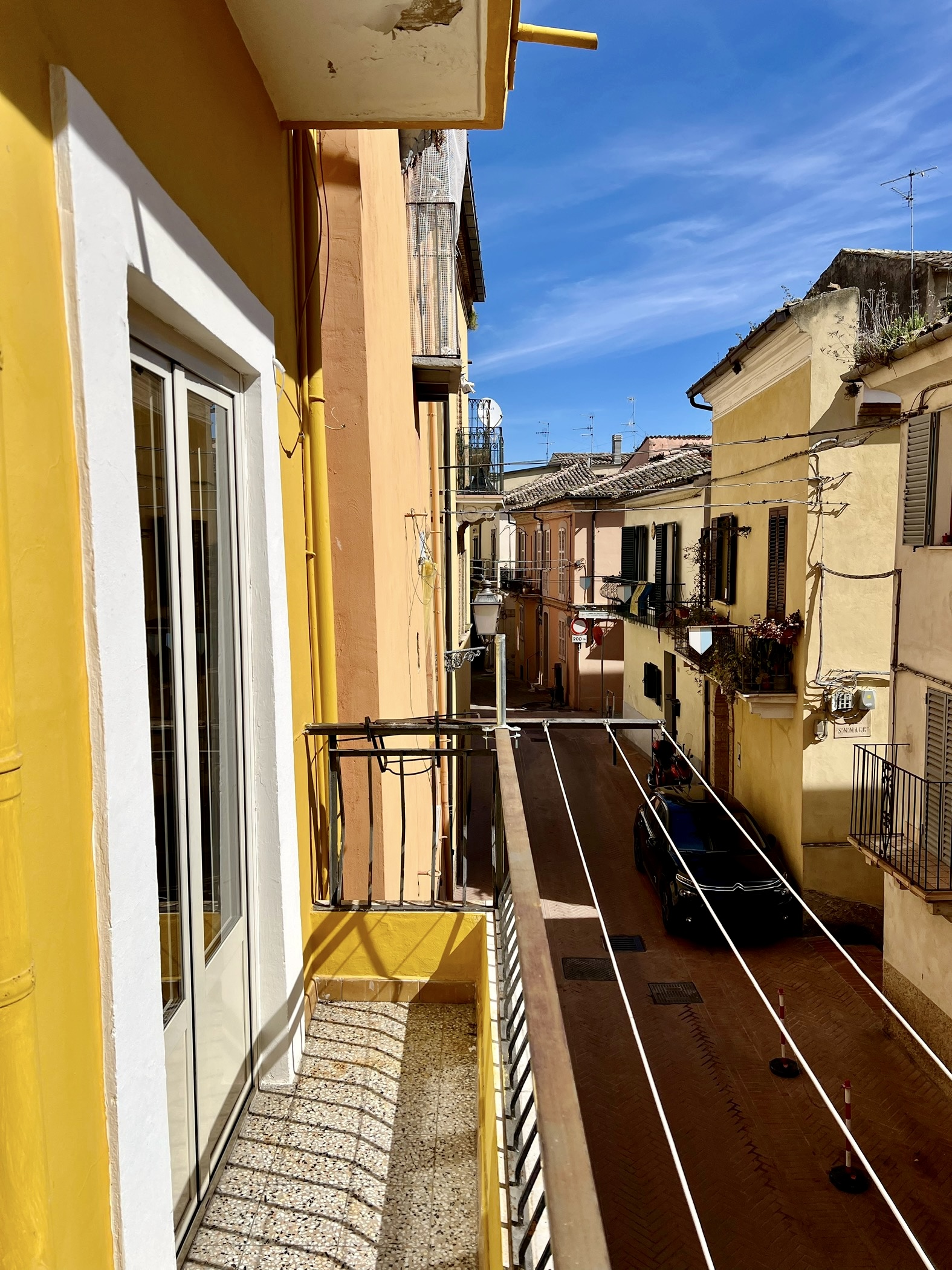 Blick vom Balkon auf eine italienische Straße