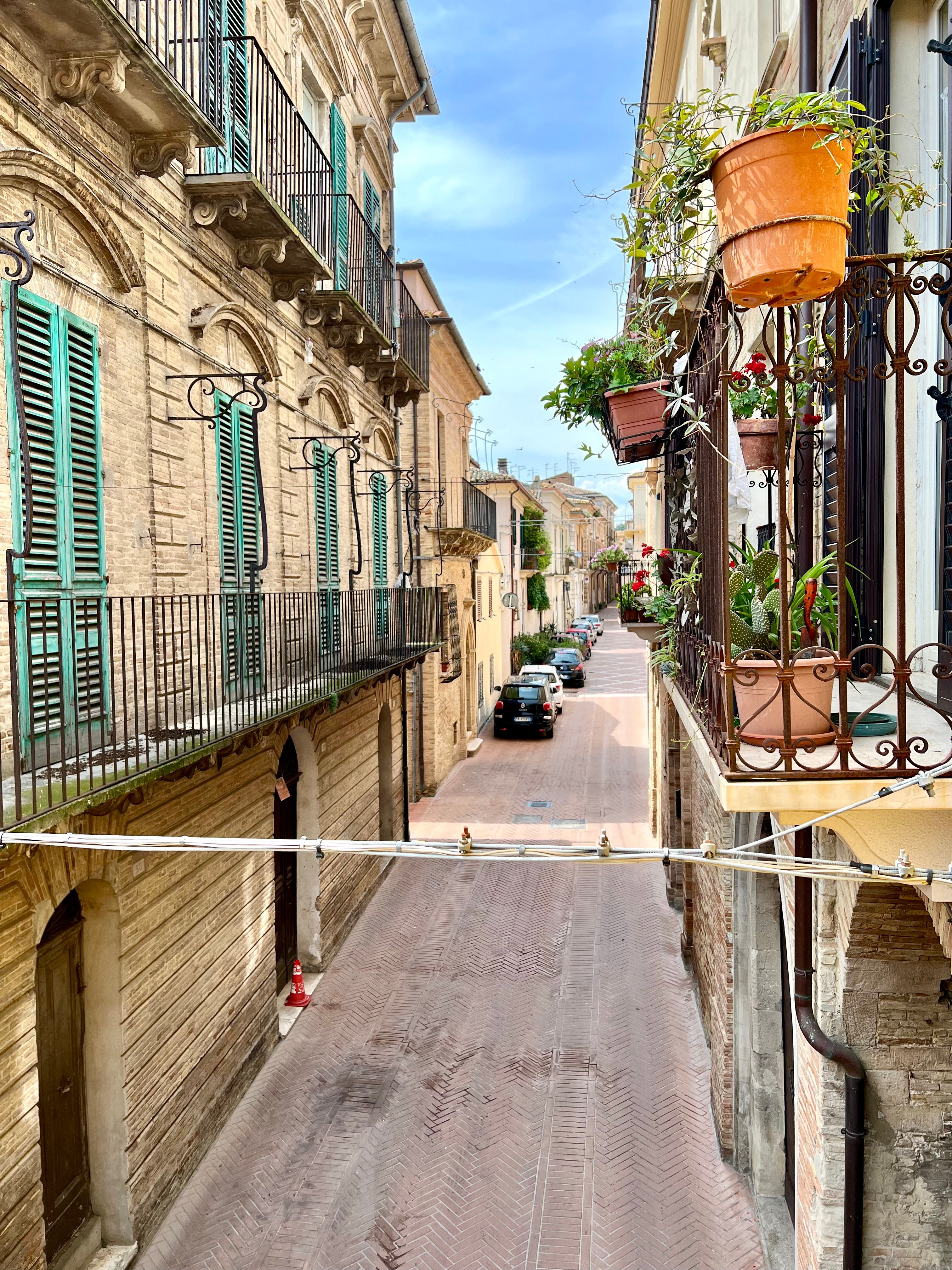 Historische italienische Straße mit Blumentöpfen