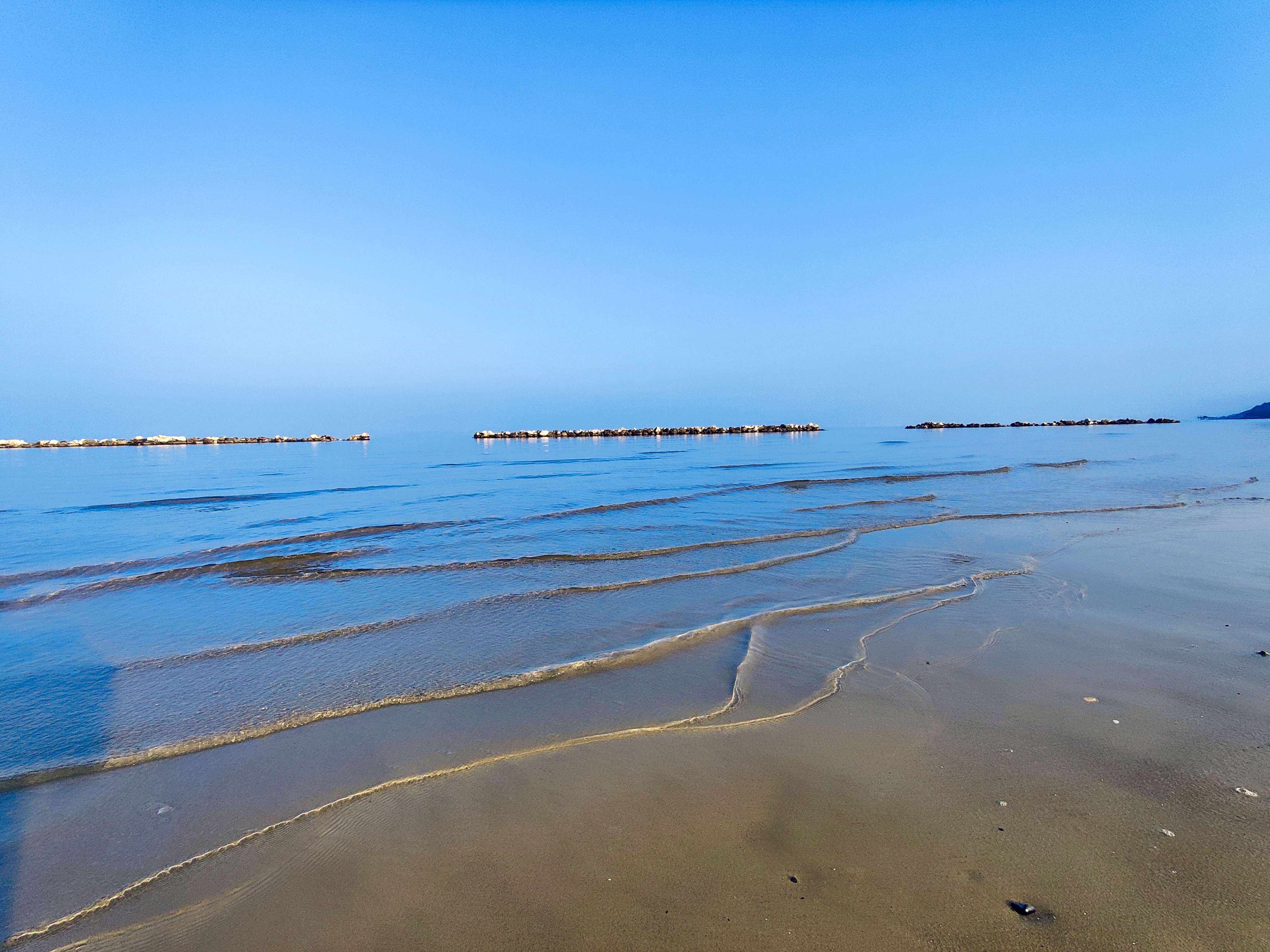Marina di San Vito - Kristallklarer Strand mit sanften Wellen