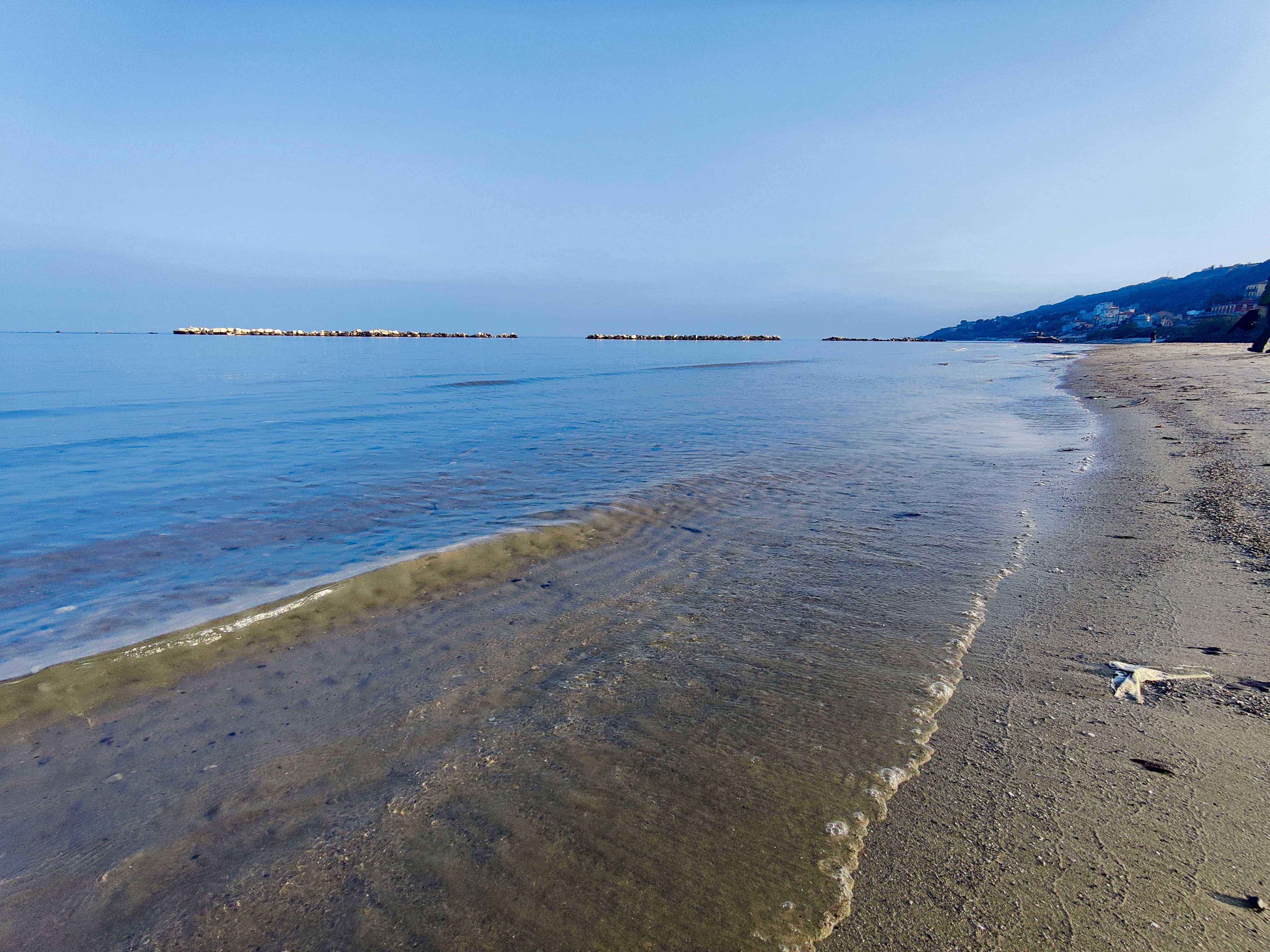 Marina di San Vito - Küstenlinie mit Bergen im Hintergrund