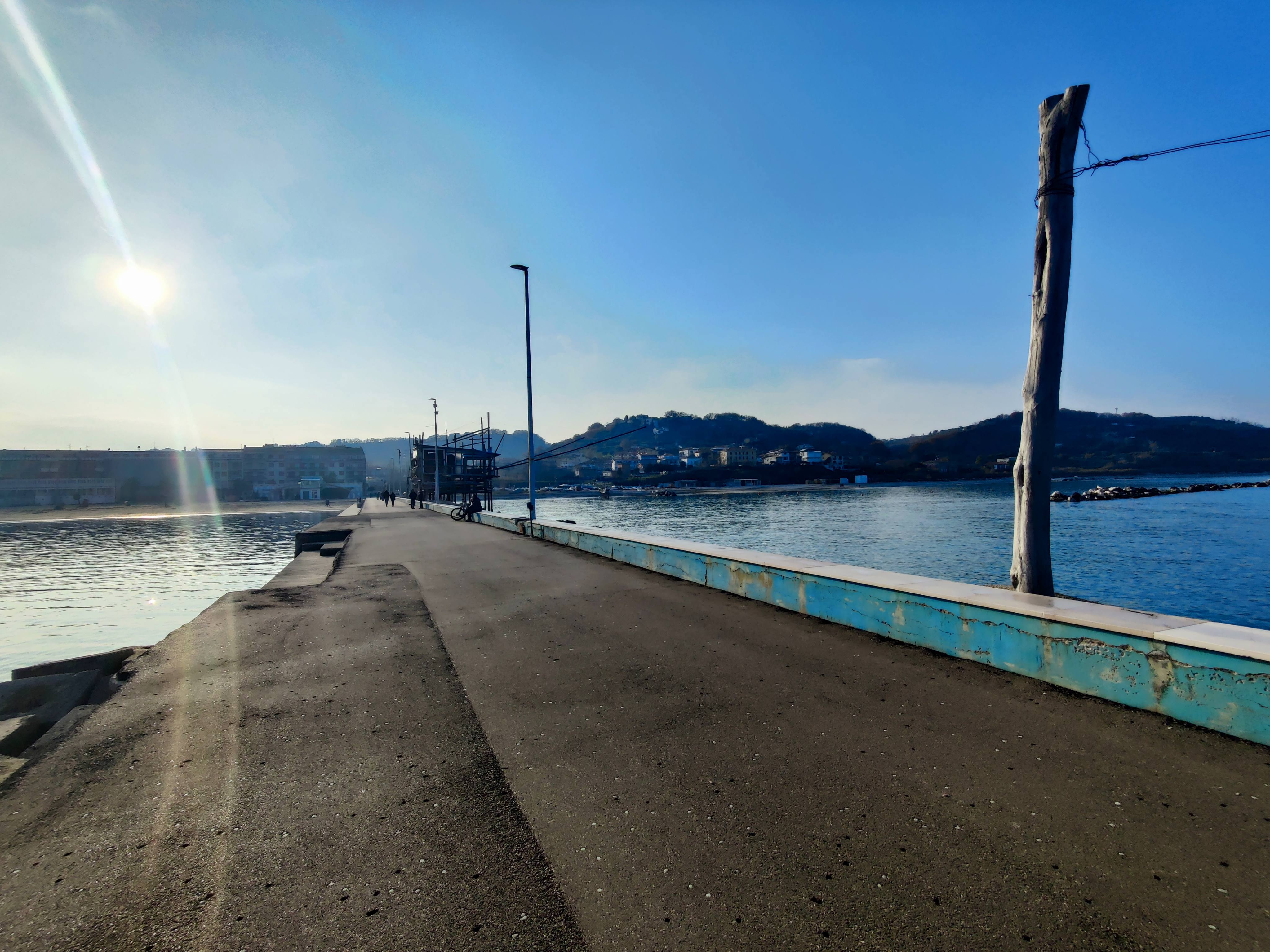 Marina di San Vito - Hafen mit Blick auf die Berge