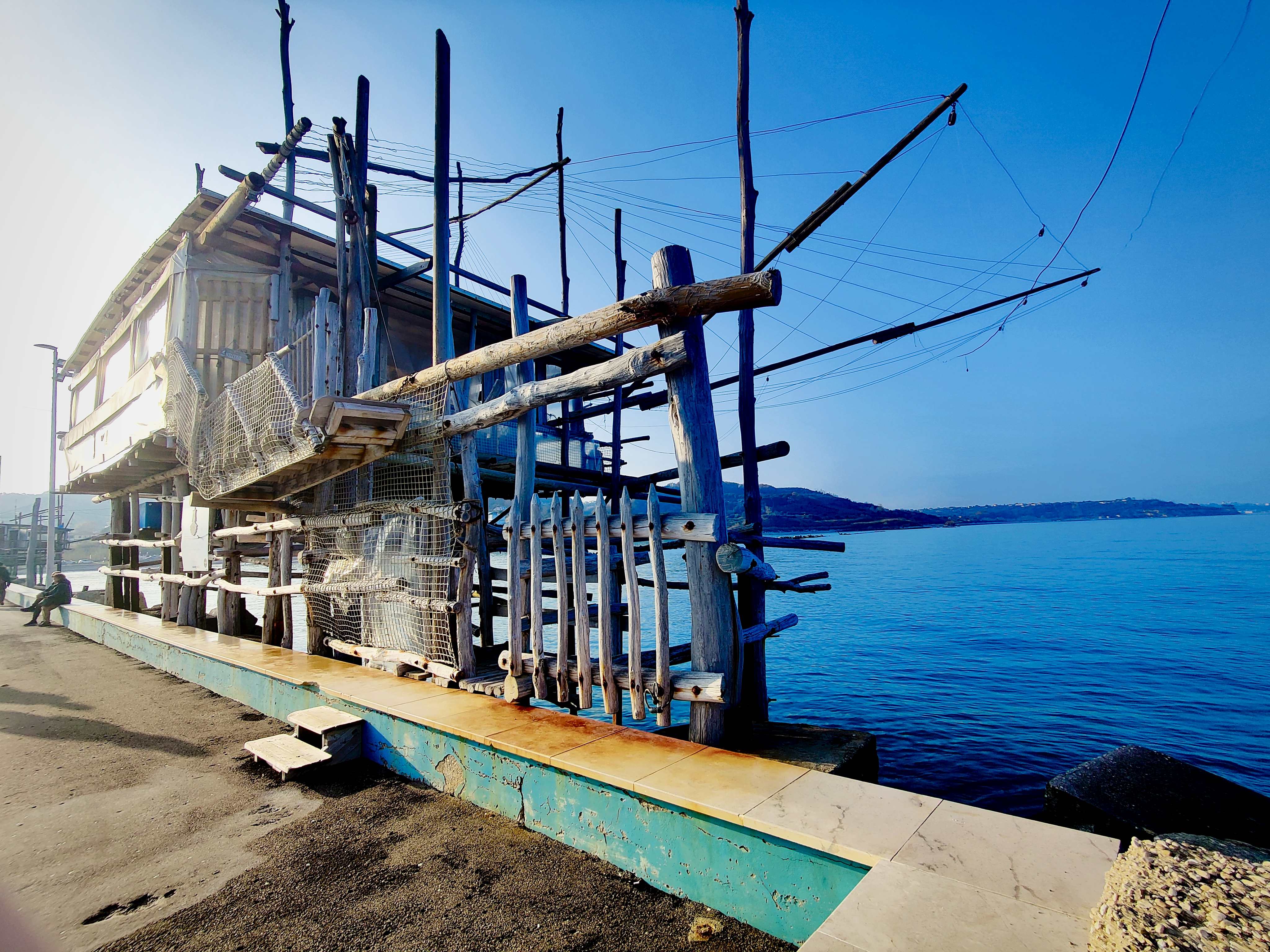 Traditioneller Trabocco an der italienischen Küste