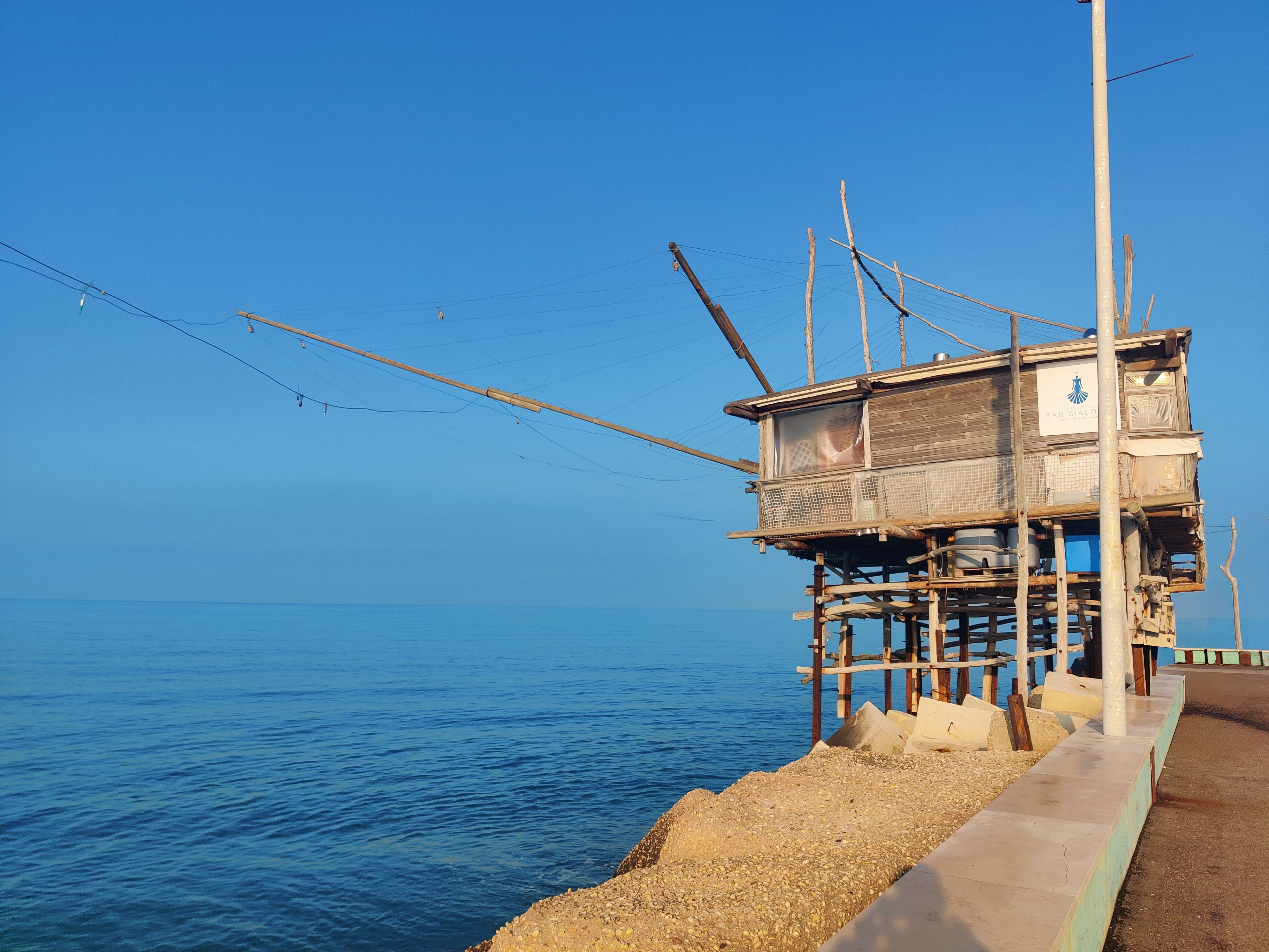 Traditioneller Trabocco - Holzfischerplattform über dem Meer